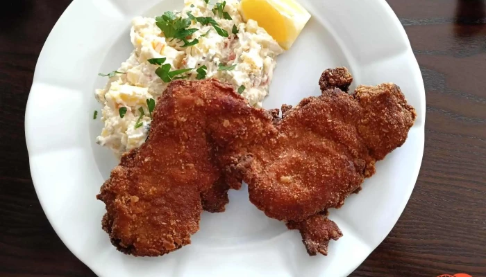 Bechneruv Statek Restaurace Jidlo A Piti - Masarykovo Nám. 18