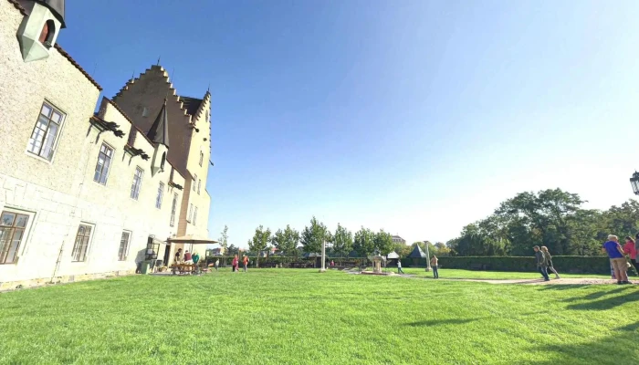 Bistro -    Zamek Zleby Street View A 360deg - Zámecká 1