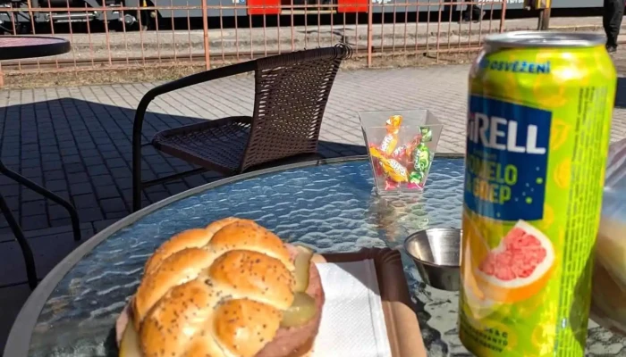 Bistro Cafe Nadrazi Revnice Jidlo A Piti - Pod Lipami