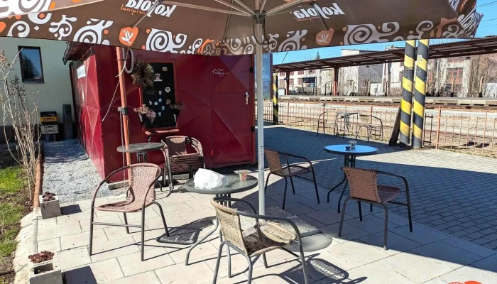 Bistro Cafe Nadrazi Revnice Vzhled A Atmosfera - Pod Lipami