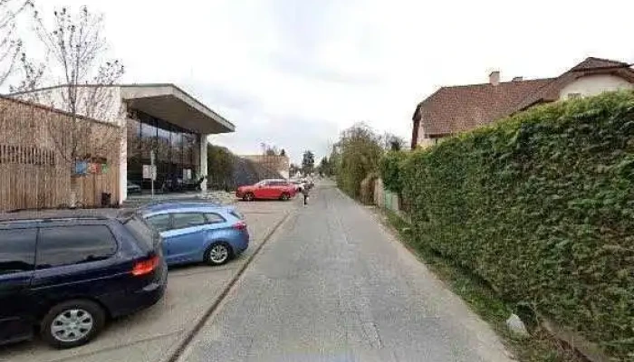 Cafe Bistro Na Fialce Street View A 360deg - Mánesova 2530/3a