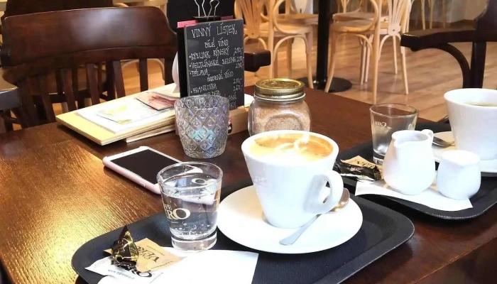 Cafe Republika Kavarna   Cukrarna Jidlo A Piti - Nám. Dr. E. Beneše 39/15