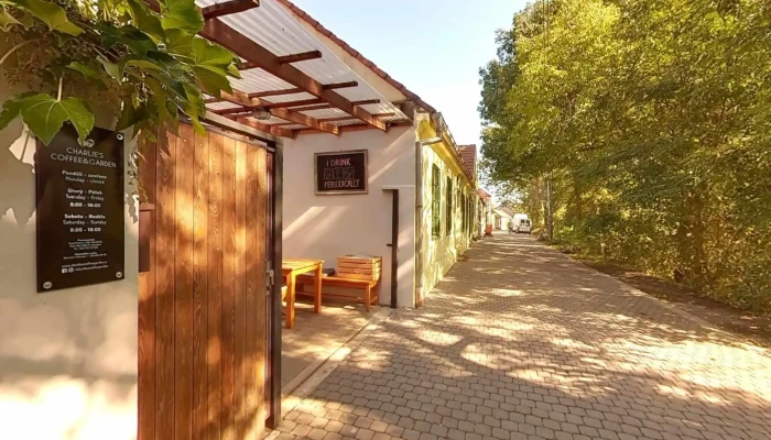 Charlies Coffee Garden Street View A 360deg - Malé Valy 1705/21