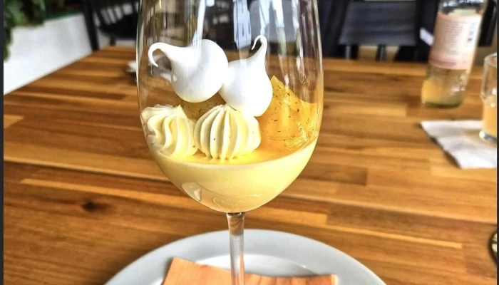 Dvojka -    Restaurace Kavarna Vinarna Cocktail Bar Otevřeno Nyni - Pod Hradbami 2077 13