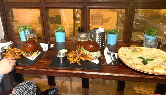 Factory -    Bistro Cafe Bar Jidlo A Piti - Vnitřní Město
