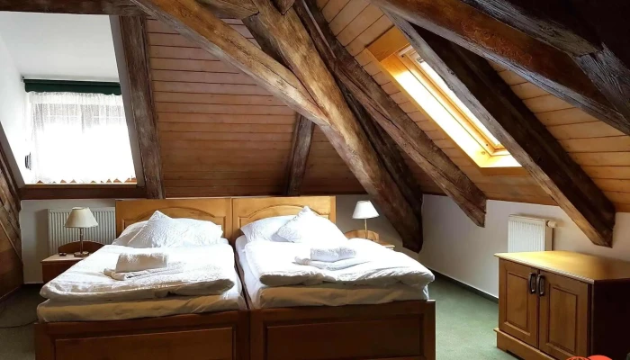 Hotel A Restaurace U Lipy Od Hostu - Do Jezírek 70