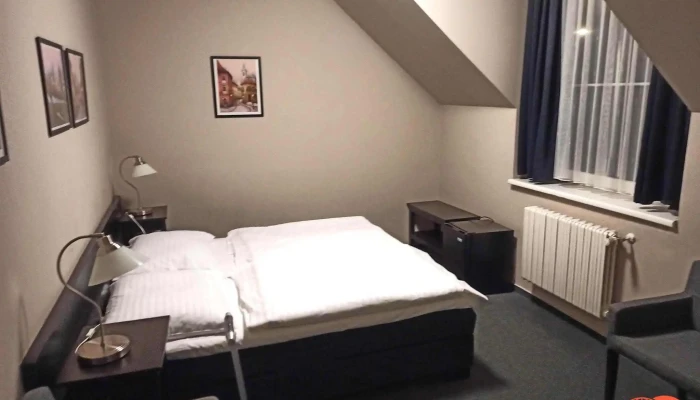 Hotel Tulipan A Restaurace U Fleka Pruhonice Pokoje - Tulipánová 142
