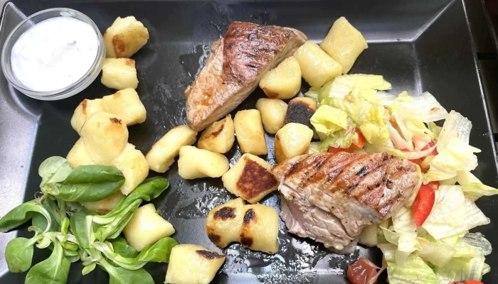 Hugo Restaurant Cafe Slany Jidlo A Piti - Wilsonova 585
