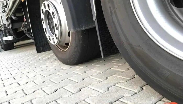 Jan Langr - mobilní nákladní pneuservis - Sýkorova 223