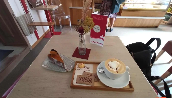 Kavarna A Cukrarna Nam Nam Cafe Vzhled A Atmosfera - Amálská 2463