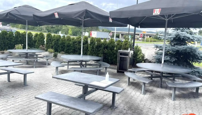Kfc D5 Kraluv Dvur Dt Vzhled A Atmosfera - Pod Dálnicí 329