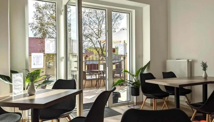 Levandulove Bistro Vraz   Misto Kde Mlsani Ma Smysl Vzhled A Atmosfera - Květnová 80
