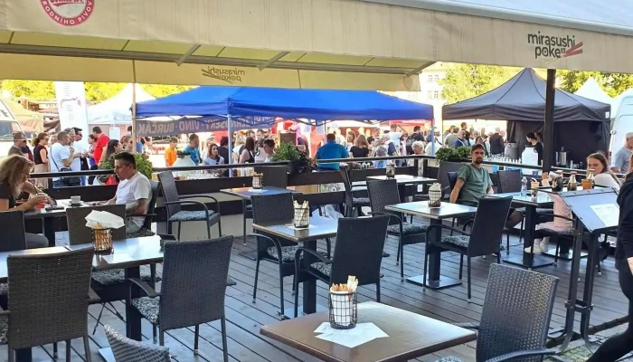 Mirasushi Poke Vzhled A Atmosfera - Město