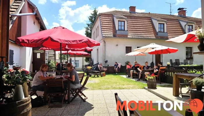 Obcerstvovna Ve Dvore Vzhled A Atmosfera - Nádražní 102
