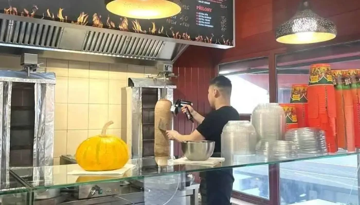 Omar Kebab Kolin Iv Mostni 554 Vzhled A Atmosfera - Kolín Iv