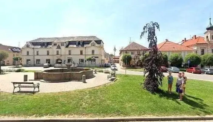 Pizza Nonno Golcuv Jenikov Street View A 360deg - Nám. T. G. Masaryka 24