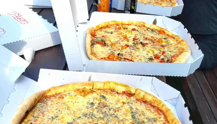 Pizzeria La Famiglia -  Hledam - Náměstí 44