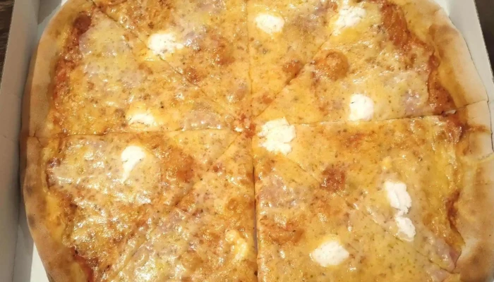 Pizzeria La Famiglia -  Pizza Do Ruky - Náměstí 44