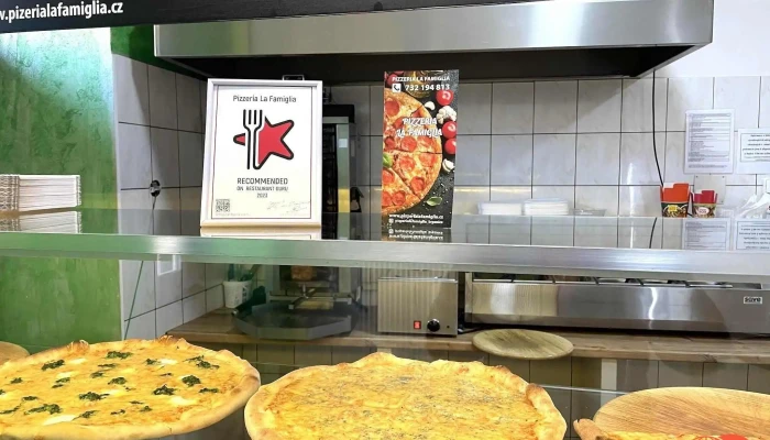 Pizzeria La Famiglia -  Pizza - Náměstí 44