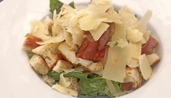 Pizzeria Ristorante Atollo Salat Caesar - Mariánská 285
