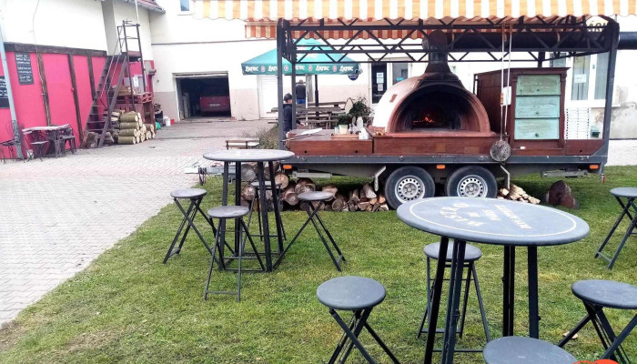 Pizzeria Sedmy Schod Vzhled A Atmosfera - Karlovarská 98
