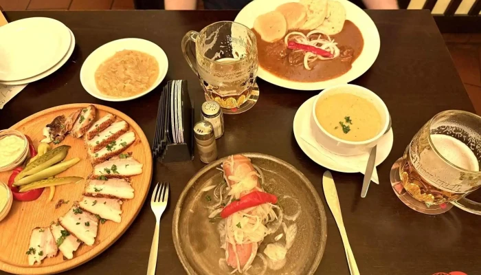 Plzenska Pivnice A Restaurace U Rudolfina Sro Nadobi - Josefov