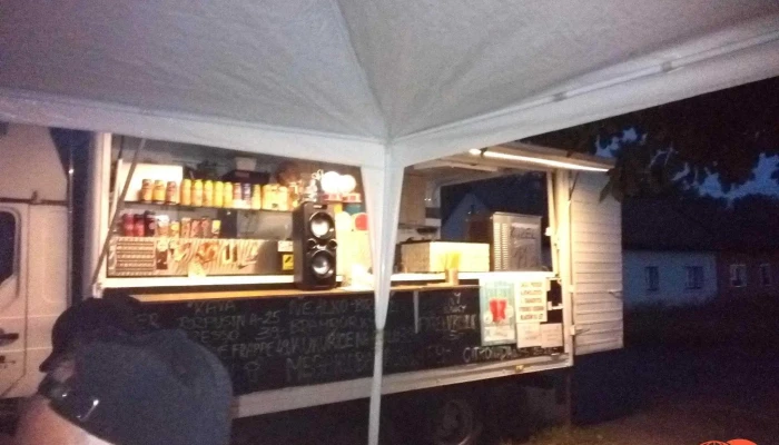 Pod Kastany Food Truck Vzhled A Atmosfera - Kostomlatského Sady