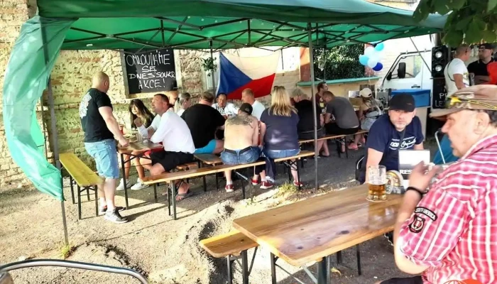Pod kaštany ,food truck - Kostomlatského Sady