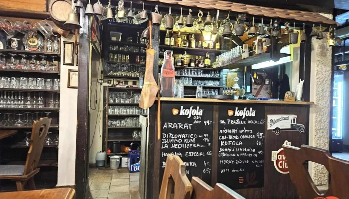 Restaurace A Penzion Pod Draci Skalou Vzhled A Atmosfera - Karlštejn