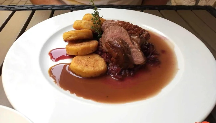 Restaurace A Penzion Tisuvka Jidlo A Piti - Cikháj