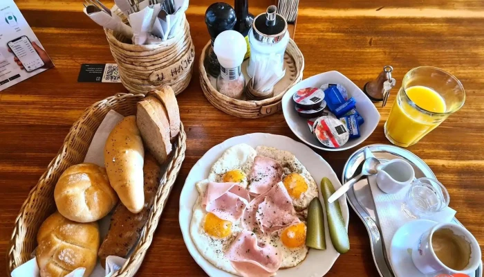 Restaurace A Penzion U Hajku Jidlo A Piti - Masarykovo Nám. 10