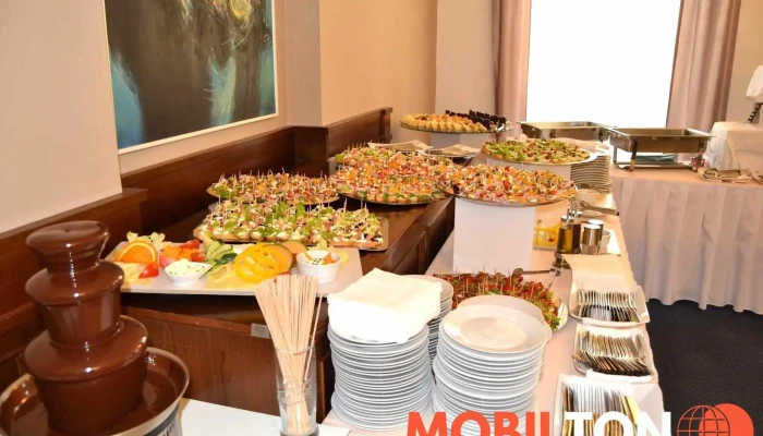 Restaurace Atrium -    Hejtmansky Dvur Slany Jidlo A Piti - Masarykovo Nám. 114