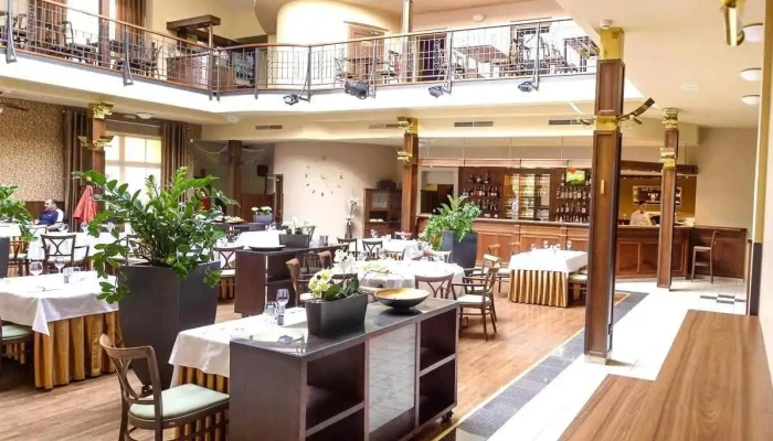 Restaurace Atrium -    Hejtmansky Dvur Slany Od Vlastnika - Masarykovo Nám. 114