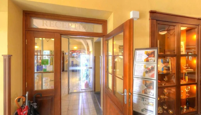 Restaurace Atrium -    Hejtmansky Dvur Slany Street View A 360deg - Masarykovo Nám. 114