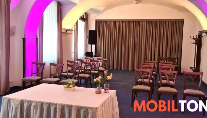 Restaurace Atrium -    Hejtmansky Dvur Slany Vse - Masarykovo Nám. 114