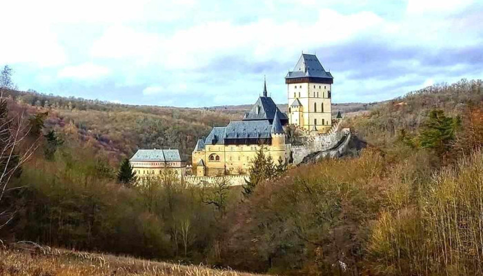 Restaurace Bila Pani Vyhlidka Na Karlstejn - Karlštejn