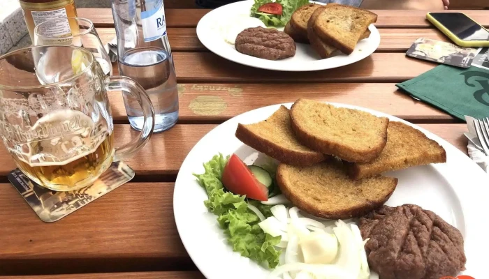 Restaurace Ceska Koruna Jidlo A Piti - Slovenská 1040