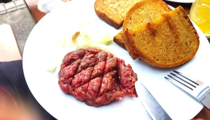 Restaurace Ceska Koruna Tatarsky Biftek - Slovenská 1040