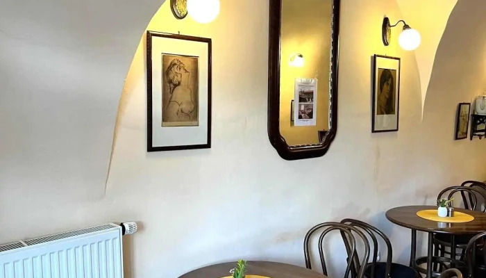 Restaurace Kavarna Jenom Tak Vzhled A Atmosfera - Mírové Nám. 115