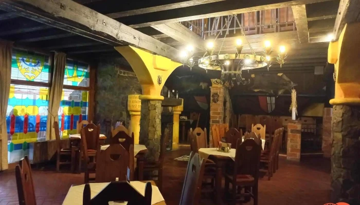 Restaurace Koliba Eliska Vzhled A Atmosfera - Karlštejn