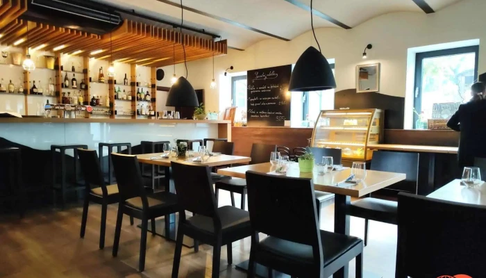 Restaurace Konirna Vzhled A Atmosfera - Dlouhá Lhota