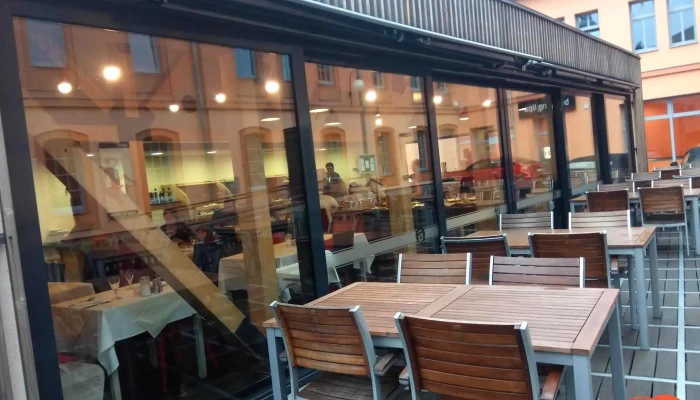 Restaurace Lipa Vzhled A Atmosfera - Pražská 278/4
