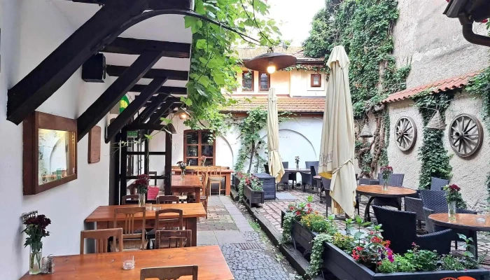 Restaurace Na Hradbach Vzhled A Atmosfera - 9, Nám. Míru 10