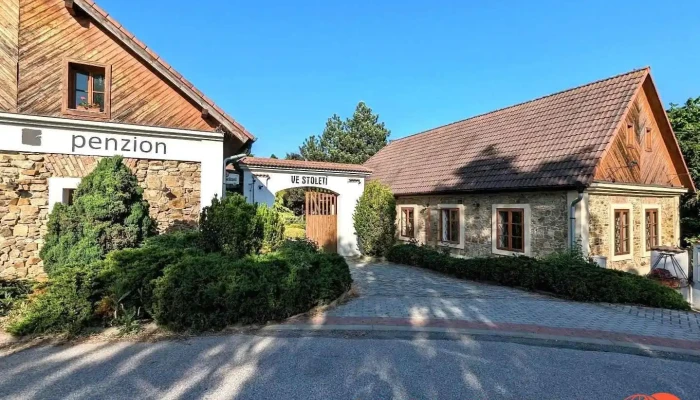 Restaurace & Penzion Ve Století - Husovo Nám. 11
