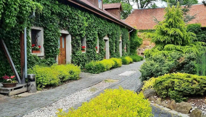 Restaurace Penzion Ve Stoleti Od Hostu - Husovo Nám. 11
