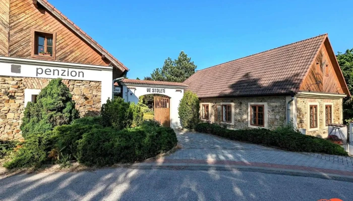 Restaurace Penzion Ve Stoleti Vse - Husovo Nám. 11