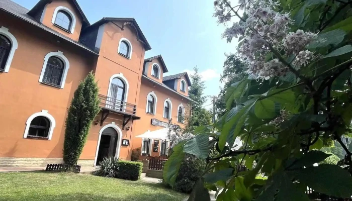 Restaurace U Cervenych Vrat Od Vlastnika - Medonosy-liběchov