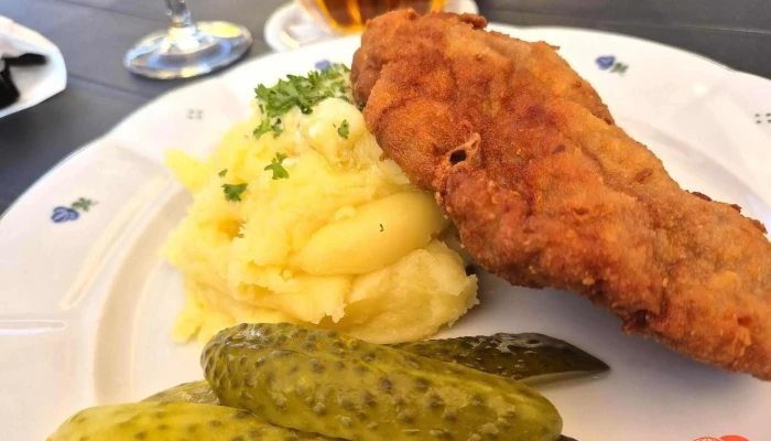 Restaurant Zamek Aneb Divadelni Restaurace Na Kovarne Jidlo A Piti - Poděbrady I