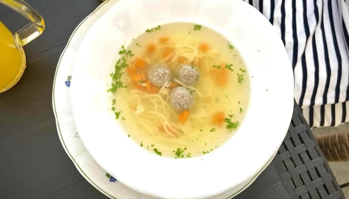 Restaurant Zamek Aneb Divadelni Restaurace Na Kovarne Kureci Polevka - Poděbrady I
