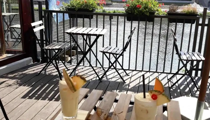 Rybicka Restaurace Bistro Vzhled A Atmosfera - Nábřežní 1640